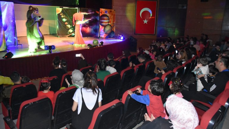 Hakkari'de çocuklar için müzikal tiyatro oyunu sahnelendi