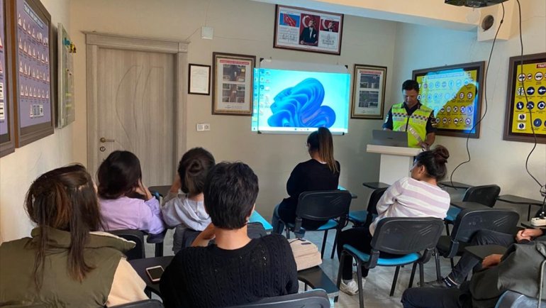 Hakkari'de jandarmadan sürücü adaylarına güvenli sürüş eğitimi
