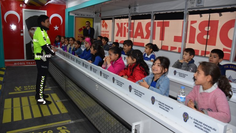 HAKKARİ - Mobil Trafik Eğitim Tırı öğrencileri bilgilendirdi1