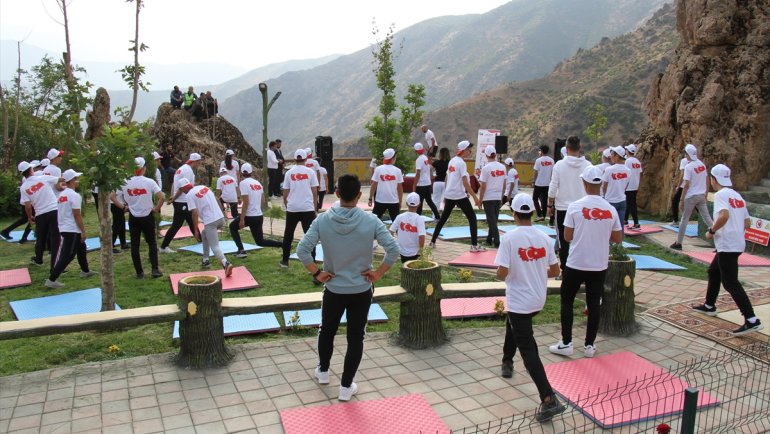 Şemdinli'de sosyal tesise dönüştürülen Efkar Dağı'nda spor etkinliği düzenlendi