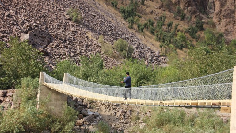 Hakkari'de Zap Suyu'nu salla geçen köylüler için asma köprü yapıldı