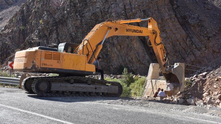 Hakkari'de Zap Suyu'nu salla geçen köylüler için asma köprü yapılıyor