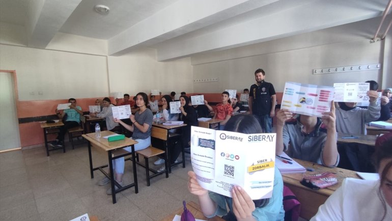 Hizan'da öğrencilere siber suçlarla mücadele eğitimi verildi