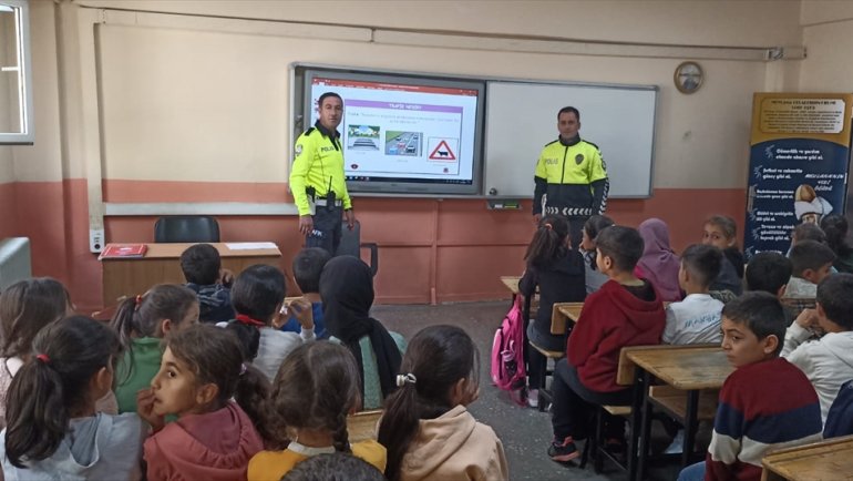 Hizan'da öğrencilere trafik eğitim semineri verildi