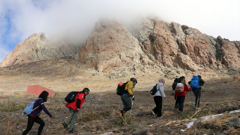 Iğdır'da bir grup dağcı Tekelti Dağı'na tırmandı