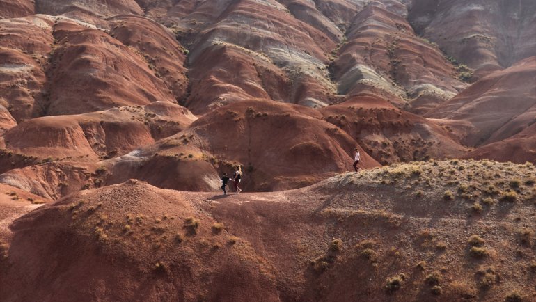 Iğdır'daki Gökkuşağı Tepeleri farklı yaş gruplarından doğaseverleri ağırlıyor
