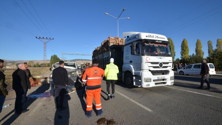 Kars'ta sürüye çarpan araçtaki 4 kişi yaralandı, 5 hayvan telef oldu