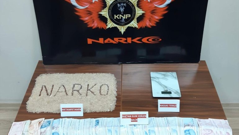 Kars'ta uyuşturucuyu otomobilin tavan lambasına saklayan zanlılar yakalandı