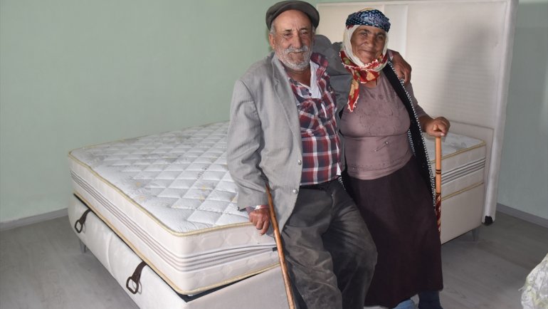 Kars'ta yaşlı çift kış öncesi hayırsever desteğiyle hayallerindeki eve kavuştu