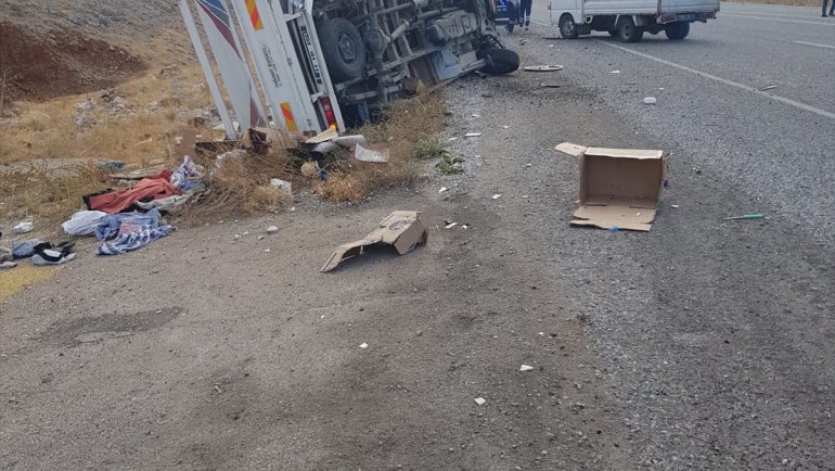 Malatya'da devrilen kamyonetteki 3 kişi yaralandı