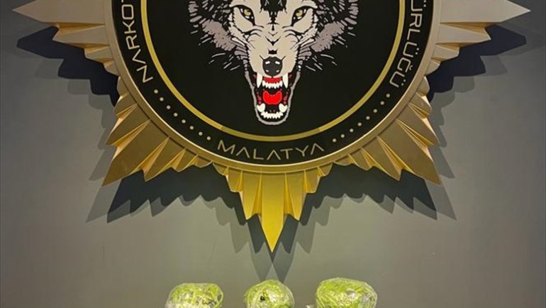 Malatya'da durdurulan otobüsteki fasulye çuvallarında 23 kilogram uyuşturucu ele geçirildi