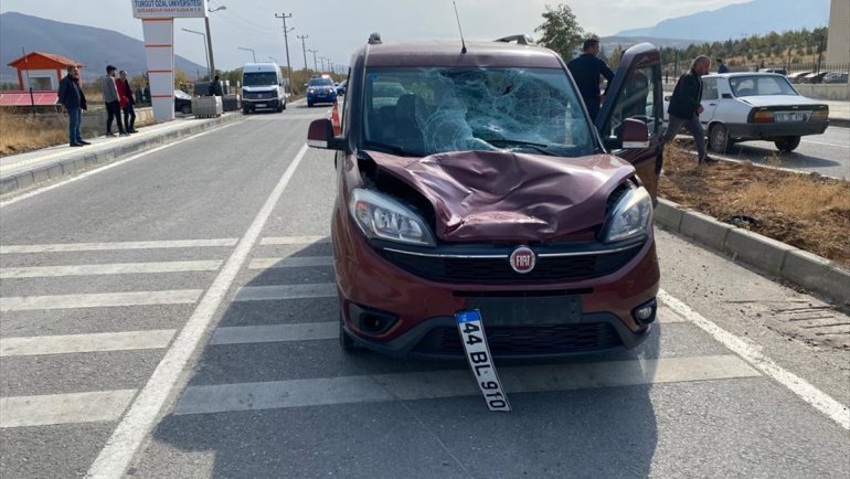 Malatya'da hafif ticari aracın çarptığı yaya ağır yaralandı