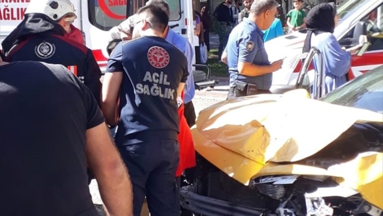 Malatya'da iki aracın çarpıştığı kazada 6 kişi yaralandı