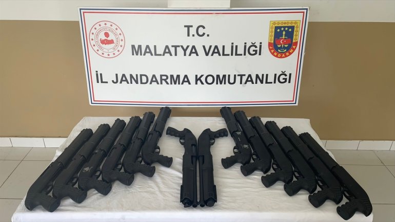 Malatya'da ruhsatsız 14 pompalı av tüfeği ele geçirildi