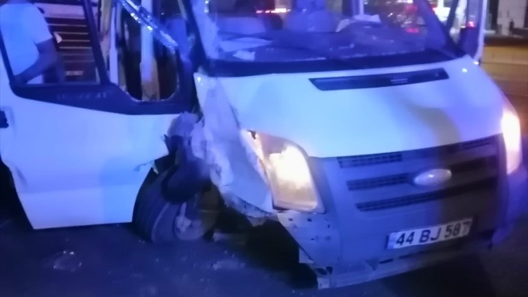Malatya'da iki ayrı trafik kazasına 5 kişi yaralandı