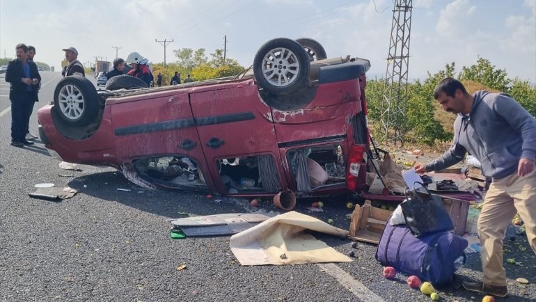 MALATYA - Takla atan hafif ticari araçtaki 1 kişi öldü, 1 kişi yaralandı1