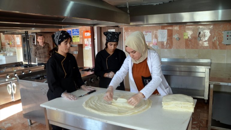 Muş'ta anaokulu öğrencilerinin ara öğünlerini meslek liseliler hazırlıyor