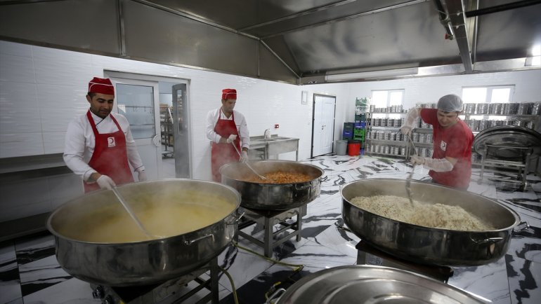 MUŞ - Kızılay 1000 kişinin sofrasına sıcak yemek ulaştırıyor1
