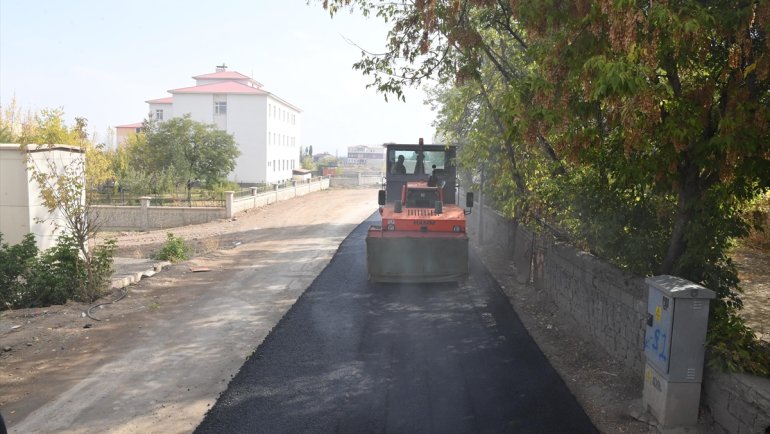 Muş'ta asfalt çalışmaları sürüyor