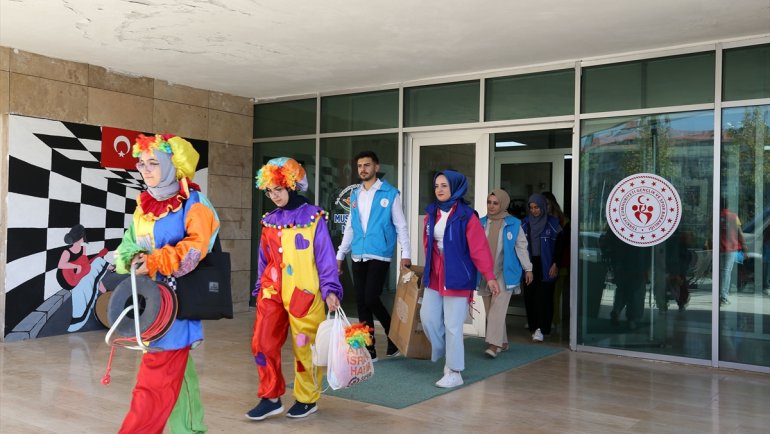 Muş'ta gönüllü gençler köyleri ziyaret ederek çocukları eğlendiriyor
