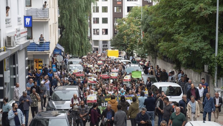 Tunceli'de toplanan bir grup madencilik projelerine tepki gösterdi