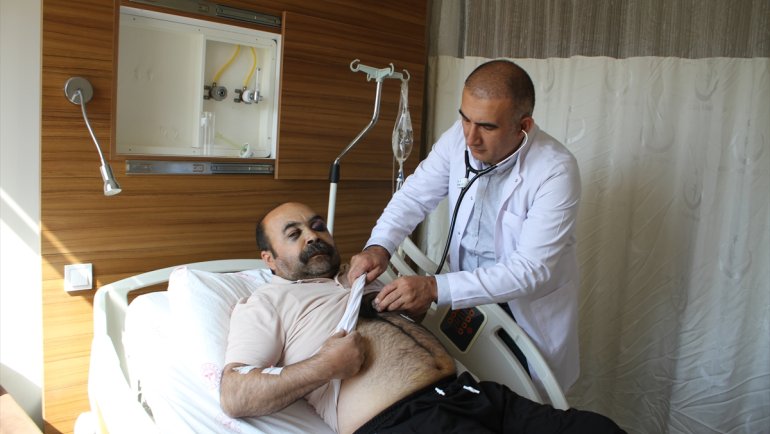 Anjiyoyu reddedip hastane kapısında kriz geçiren hasta, kalp masajıyla hayata döndürüldü