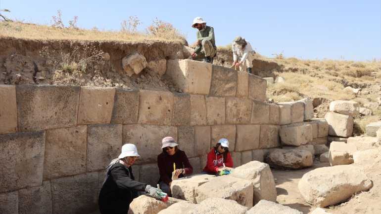 Van'daki antik kentte 4 metre genişlik ve 6 metre yüksekliğinde sur ortaya çıkarıldı
