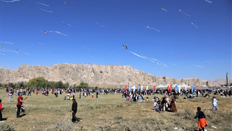 VAN - Çocukların uçurduğu uçurtmalar Van