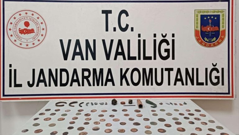 Van'da 85 sikke ve tarihi eser niteliği taşıyan 22 obje ele geçirildi