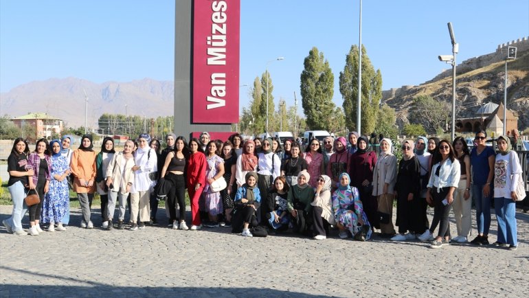 Van'da üniversite öğrencileri için gezi düzenledi