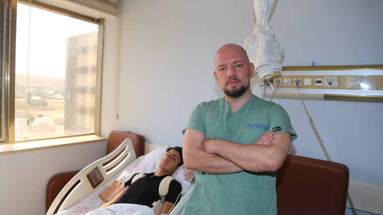 Van'da yapılan skolyoz ameliyatıyla hastanın omuriliğindeki eğrilik 46 derece düzeltildi