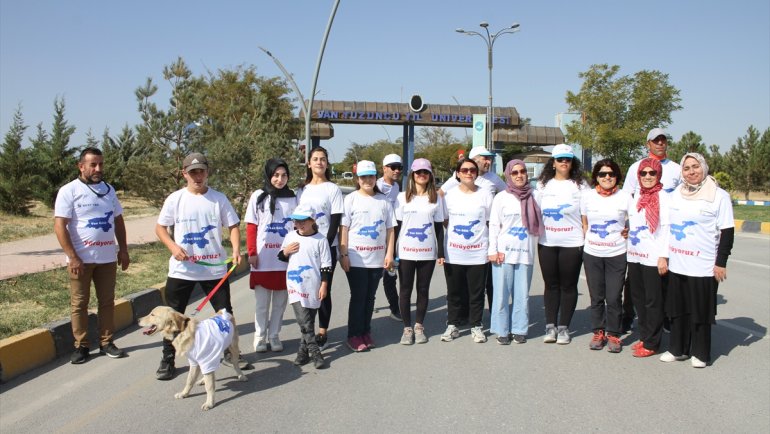 VAN - Doğasever kadınların Van Gölü için başlattıkları yürüyüş devam ediyor1