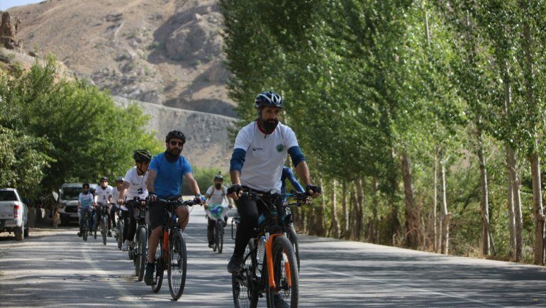 Van'da doğaseverlerden bisiklet turu etkinliği