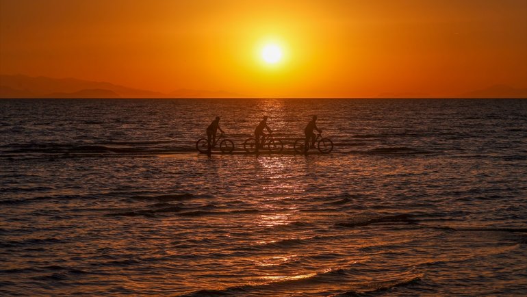 Van Gölü'nde oluşan adacıklarda bisiklet sürerek su seviyesinin düşmesine dikkat çektiler