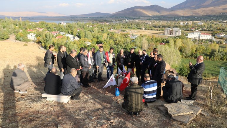 Türkiye Gaziler ve Şehit Aileleri Vakfı üyeleri Vanlı şehidin ailesini ziyaret etti