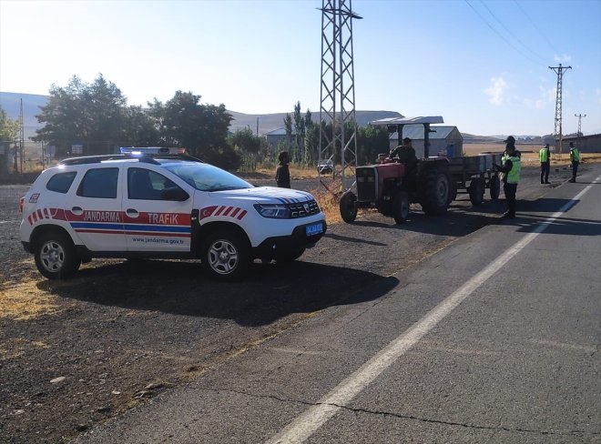 Ağrı'da jandarma motosiklet ve bisiklet sürücülerine reflektif yelek dağıttı
