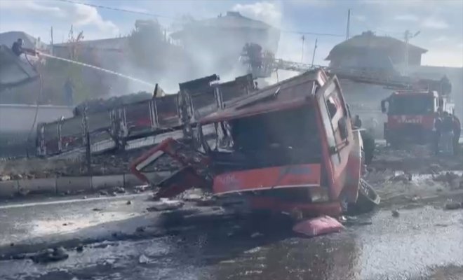 Ağrı'da kamyonla çarpışan otobüs alev aldı