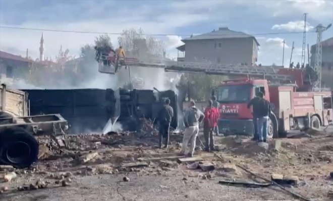 kamyonla aldı çarpışan otobüs Ağrı