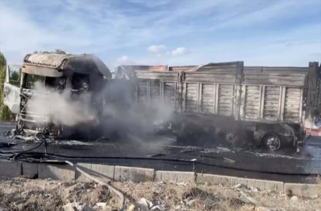 alev aldı otobüs kamyonla Ağrı