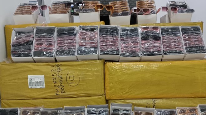 Ağrı'da kargo şubesinde 5 bin 900 kaçak gözlük ele geçirildi