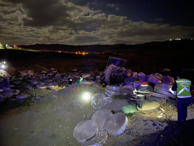 Ağrı'da şarampole devrilen tırın sürücüsü öldü