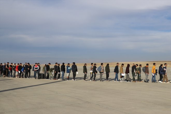 Ağrı'dan Afganistan uyruklu 136 düzensiz göçmen ülkelerine gönderildi
