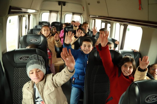 Ağrı'da gönüllü gençler köydeki çocukları sinemaya götürdü