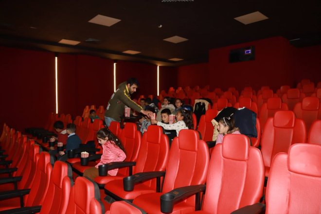 gençler çocukları götürdü Gönüllü AĞRI köydeki - sinemaya 4