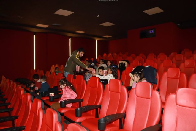 gençler çocukları götürdü Gönüllü AĞRI köydeki - sinemaya 4