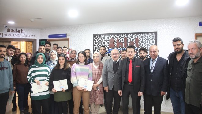 Ahlat'ta dron eğitimi alan genç çiftçi ve girişimcilere sertifika verildi