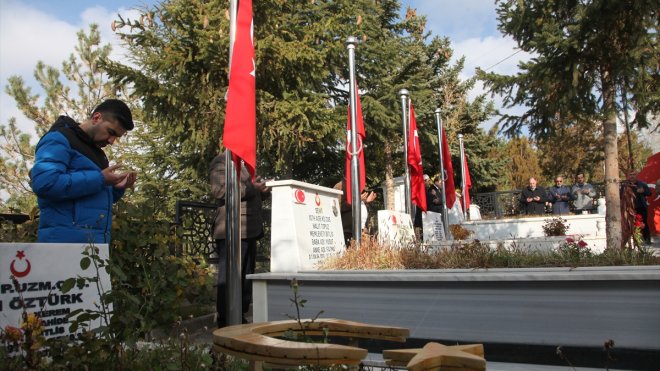 Ahlatlı şehit askerler kabirleri başında anıldı