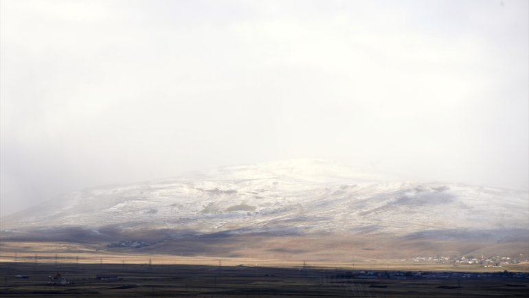Ardahan'ın yüksek kesimlerine kar yağdı