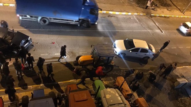 Ardahan'da otomobiliyle iki araca çarpan sürücü darbedildi