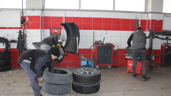 Kars, Ardahan ve Ağrı'da lastikçilerde "zorunlu kış lastiği uygulaması" yoğunluğu